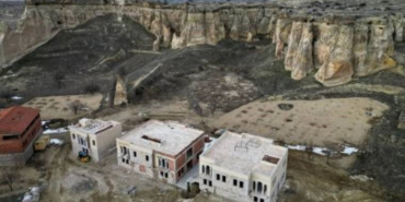 kutlesel-mirasimiz-olan-bolgede-peribacalarinin-ortasina-betonarme-binalar-yapiliyor-kapadokya-yok-ediliyor-48zuJbbZ.jpg