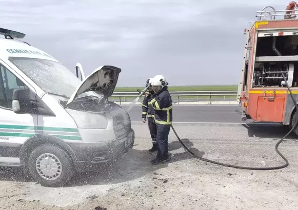 Mardin’de cenaze nakil aracı yandı