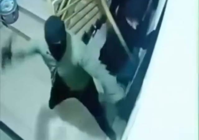 Kızıltepe’de maskeli saldırganların ev kapısını kırma anı kamerada