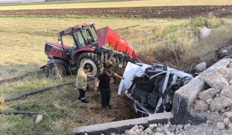 Kızıltepe’de otomobil ile traktör çarpıştı, sürücüler yaralandı