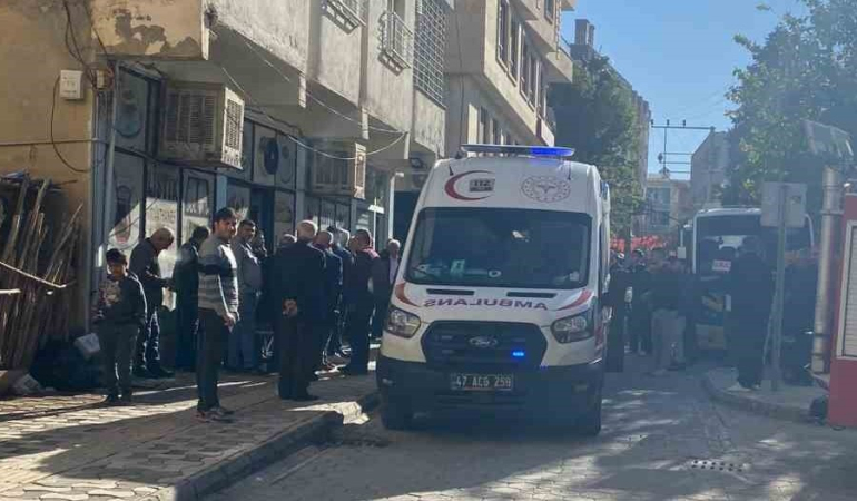 Kıraathanede oturanların üzerine tavan sıvası düştü, 2 yaralı