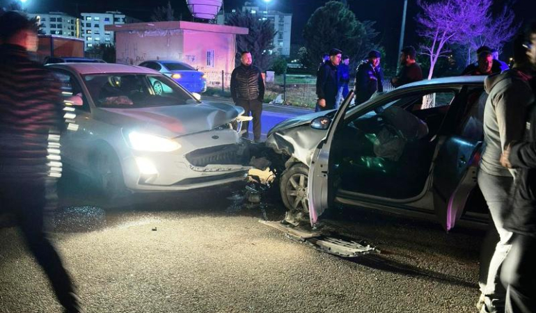 Mardin’de iki otomobil kafa kafaya çarpıştı: 6 Yaralı