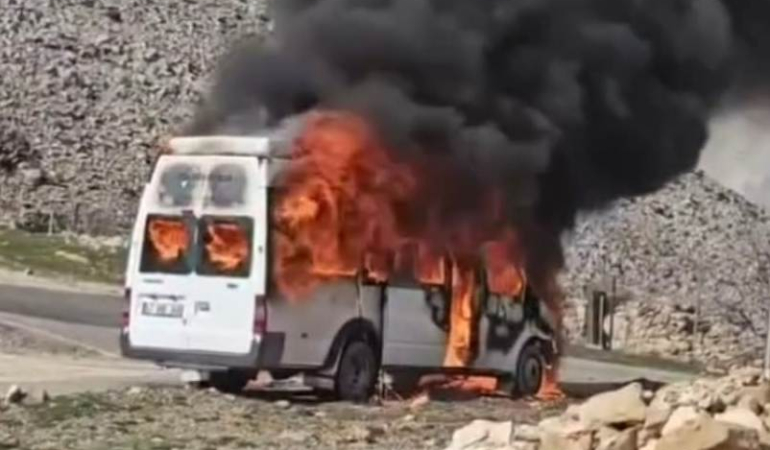 Mardin’de öğrencileri taşıyan minibüs yandı