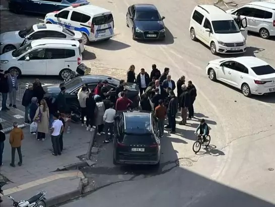 Motosiklet otomobille çarpıştı: 3 yaralı