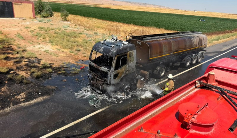 Mardin’de asfalt yüklü tanker küle döndü