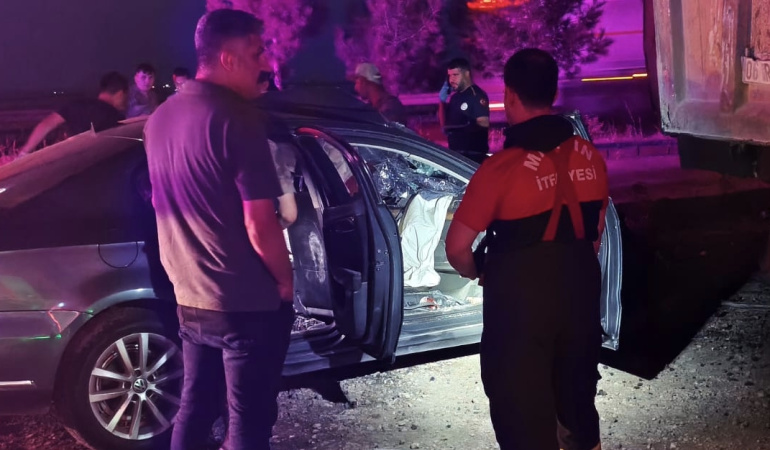 Otomobil hafriyat kamyonuna arkadan çarptı: 1 ölü, 2 yaralı